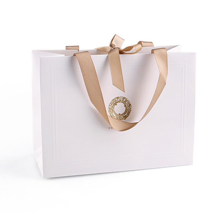 Sac de papier d'emballage d'expédition de carton blanc de poignée de ruban de luxe fait sur commande